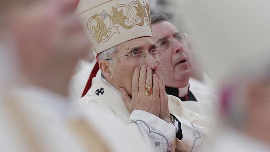 El cardenal-arobispo de Madrid, Antonio María Rouco Varela, sigue por una pantalla gigante la alocución de Benedicto XVI, que desde el Vaticano ha intervenido en directo en la misa celebrada hoy en la plaza de Colón. EFE / JuanJo Martín