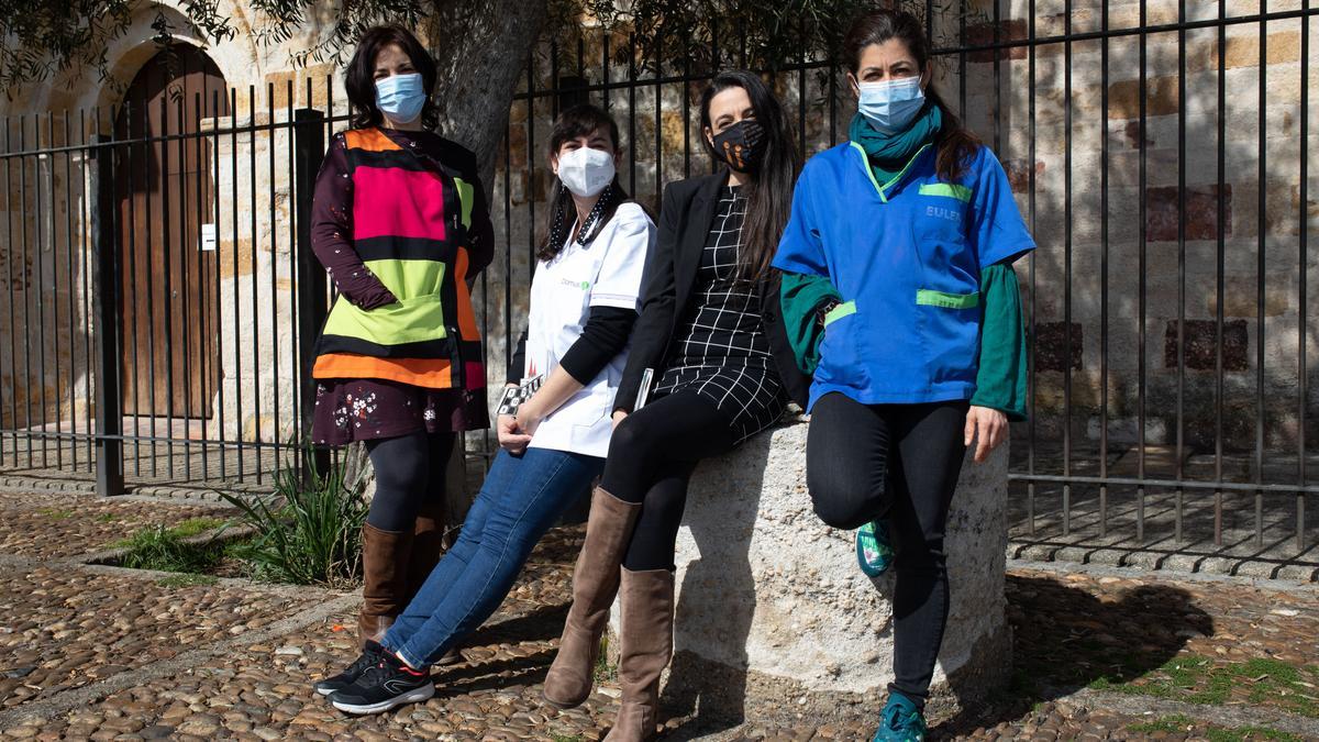 ZAMORA. 8M. MUJERES POSANDO CON LOS UNIFORMES DE SU PROFESION