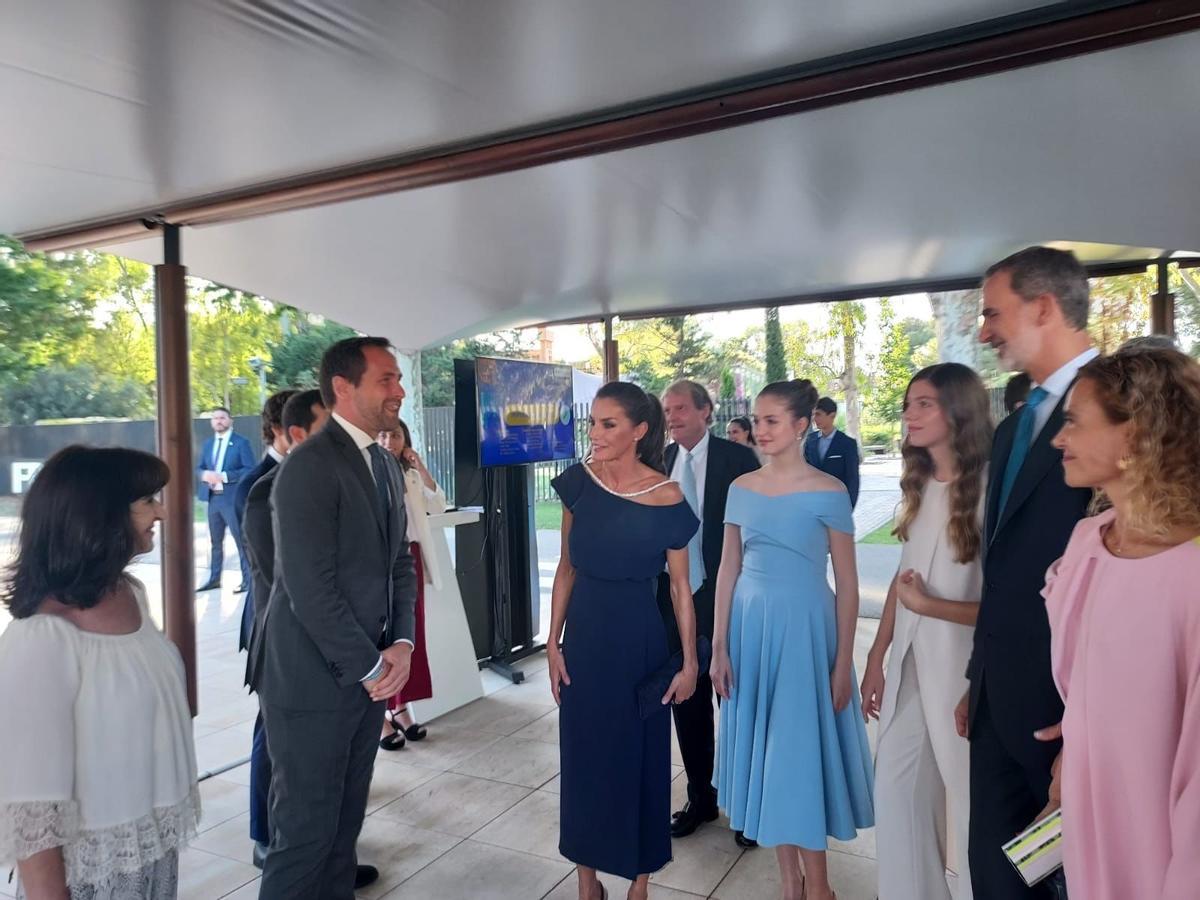 Dos equipos de los colegios ‘Maristas’ de Málaga y ‘El Pinar’ de Alhaurín de la Torre han mostrado sus ideas a los Reyes en el preámbulo de la ceremonia de entrega de los Premios Fundación Princesa de Girona.