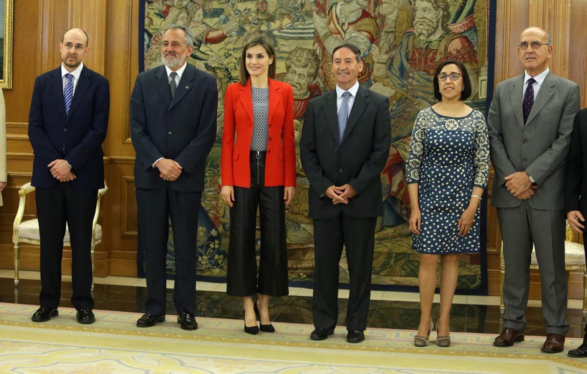 Letizia Ortiz con pantalones de Uterqüe junto a los ganadores del Premio Nacional de Moda