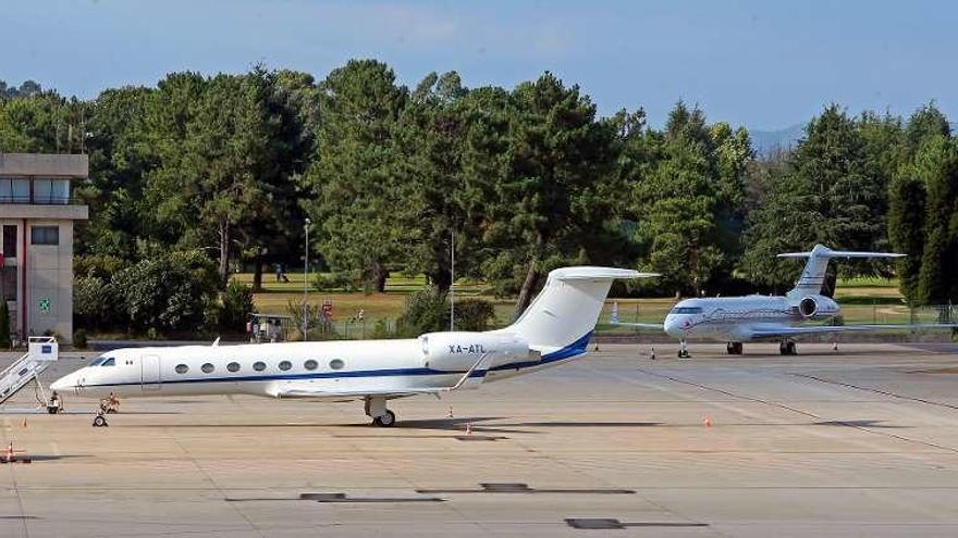 El avión privado de Slim, estacionado ayer en el aeropuerto de Vigo.