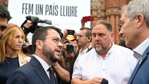 Pere Aragonès conversa con Oriol Junqueras y Josep Gonzàlez-Cambray, en el acto convocado por Òmnium con motivo de la Diada.