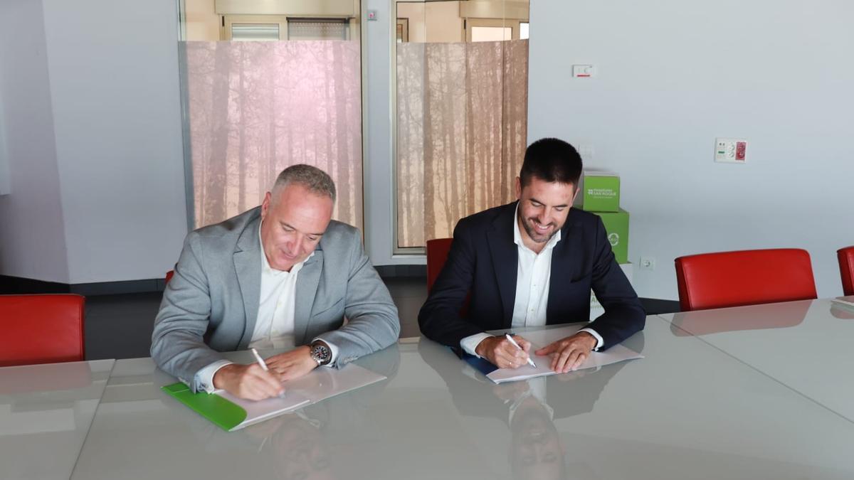 De izquierda a derecha, Sebastián Sansó y Sebastián Trujillo, durante la firma del acuerdo.