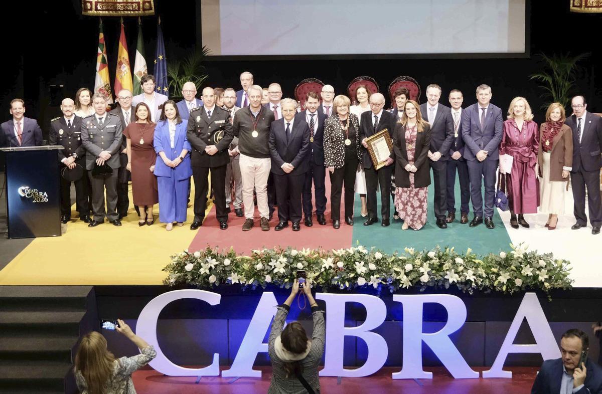Foto de familia de las personas reconocidas ayer, junto a la Corporación y el presidente de la Diputación, ayer en el Teatro El Jardinito. | MORENO