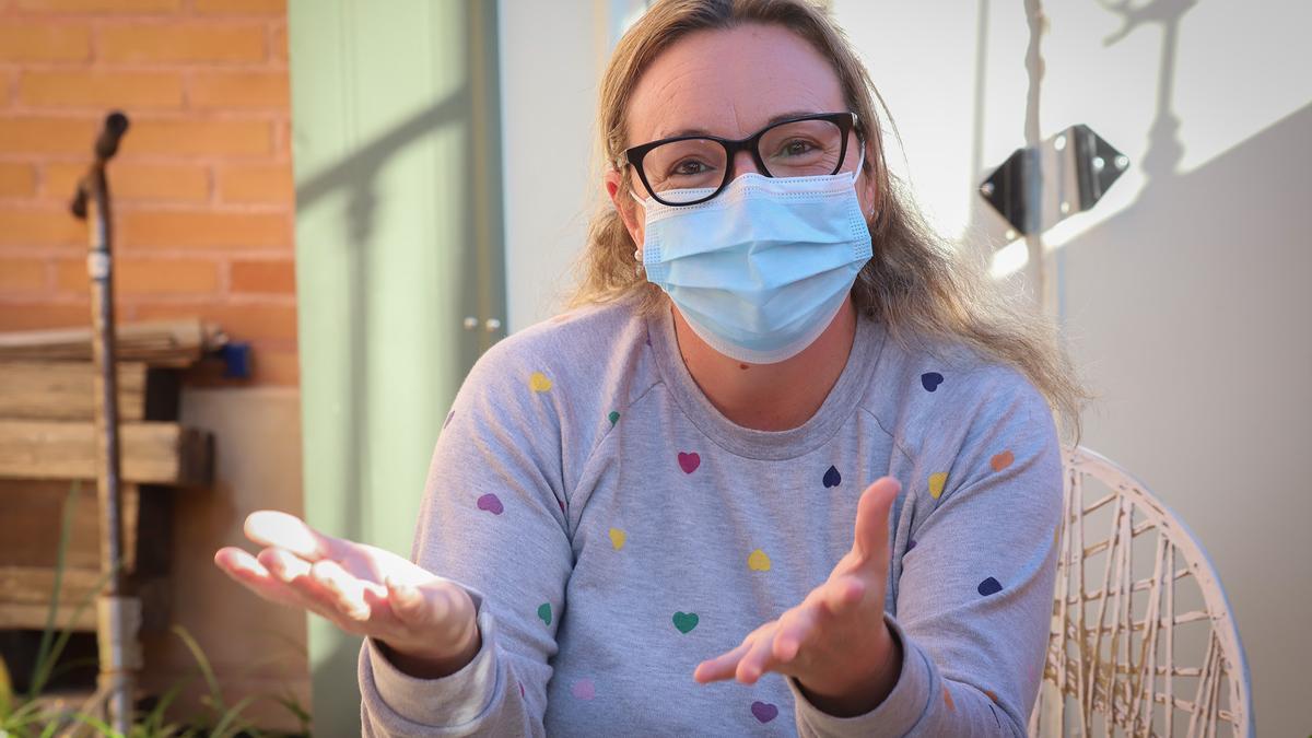 Teresa esta misma semana en la terraza de su casa días después de recibir el alta hospitalaria.