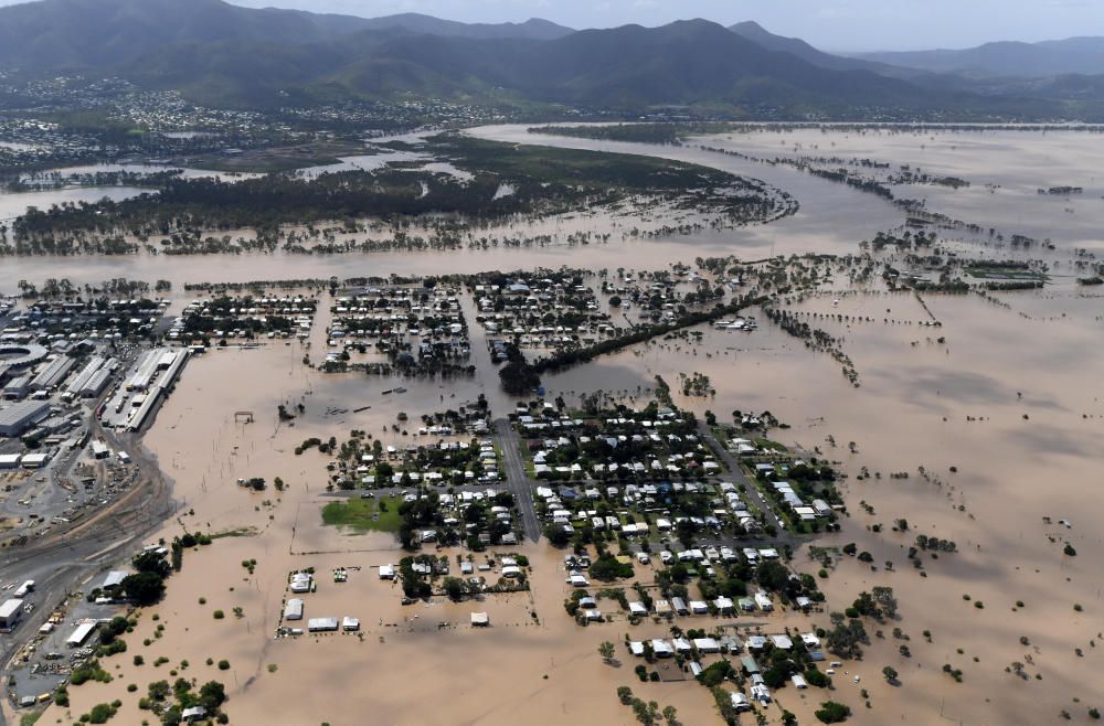 Al menos 4.000 personas fueron evacuadas hoy por inundaciones en dos poblaciones de la Isla Norte de Nueva Zelanda ante el envite del ciclón Debbie, que a su paso por Australia causó cinco muertos.