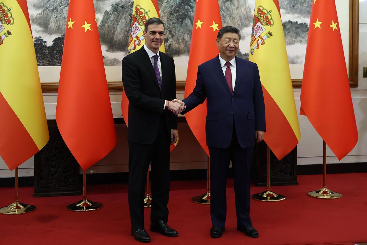 11/04/2025 El presidente del Gobierno de España, Pedro Sánchez (i) y el presidente de la República Popular China, Xi Jinping (d), llegan a un encuentro en la Casa de Huéspedes Nacional Diaoyutai, a 11 de abril de 2025, en Pekín (España).
