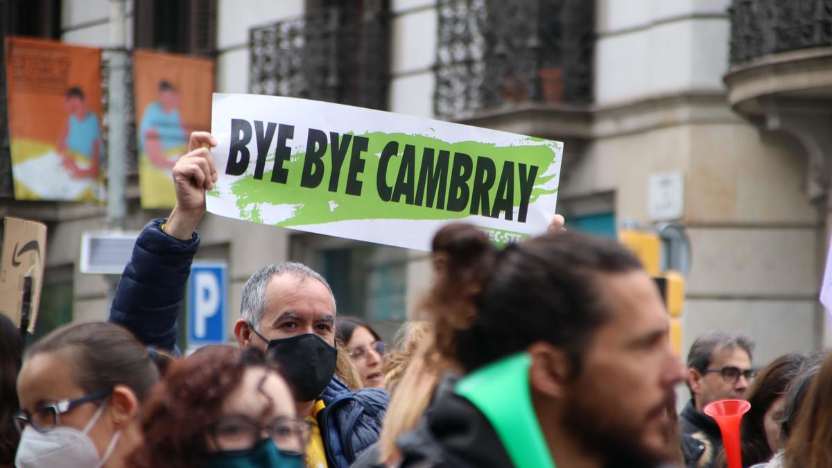 Un manifestant mostrant una pancara amb el lema &#039;Bye, bye Cambray&#039;