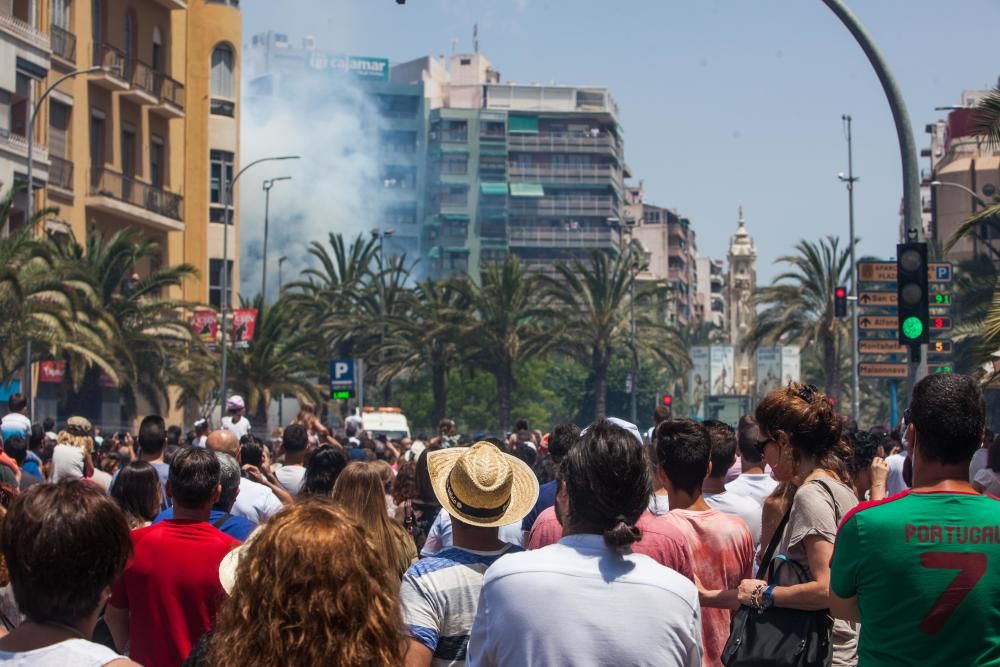 Las mascletàs previas a hogueras arrancan con mucho público y sin incidentes