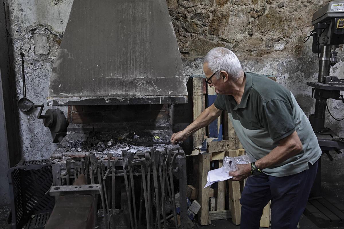 El último herrero. A los 76 años, Joaquim Briz se prepara para echar el cierre de una de las pocas fraguas que sobreviven en Barcelona, en el barrio de Sant Gervasi-Galvany.