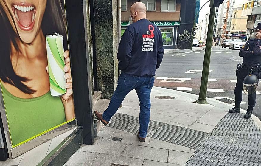 Vigilante y un policía, en un desalojo reciente.