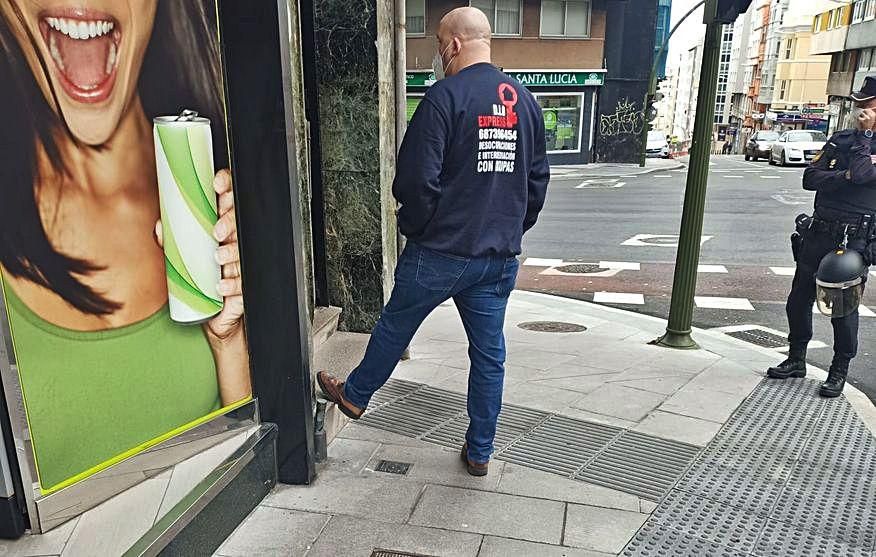 Vigilante y un policía, en un desalojo reciente. 