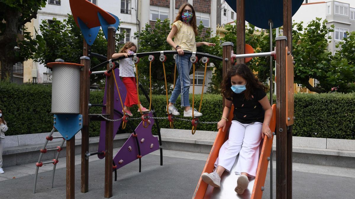 Zona de juegos en un parque infantil de la ciudad.