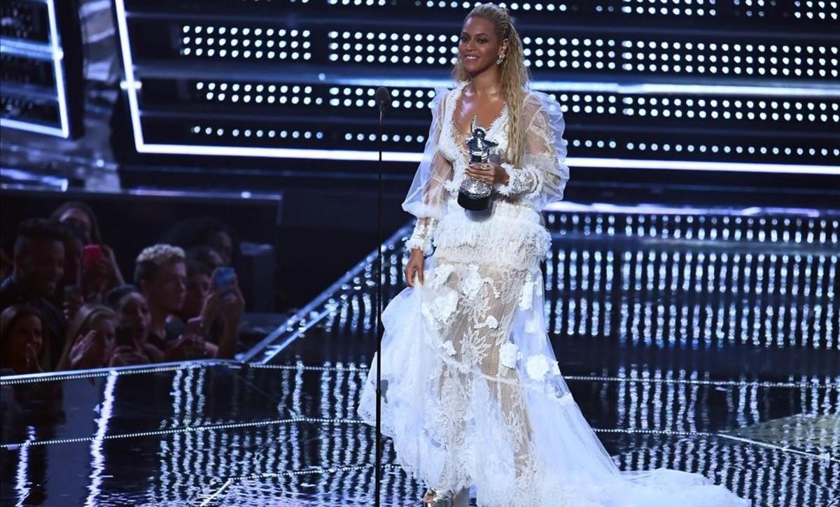 La cantante Beyoncé recoge un premio en la gala celebrada en Nueva York.