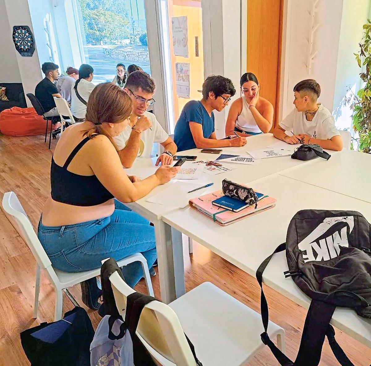 Estudiantes de la Escuela de Segunda Oportunidad de Arrabal-AID en Málaga.