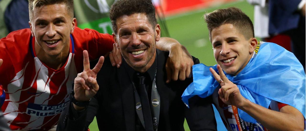 Gianluca, el Cholo y Giuliano, en una celebración del Atlético de Madrid.