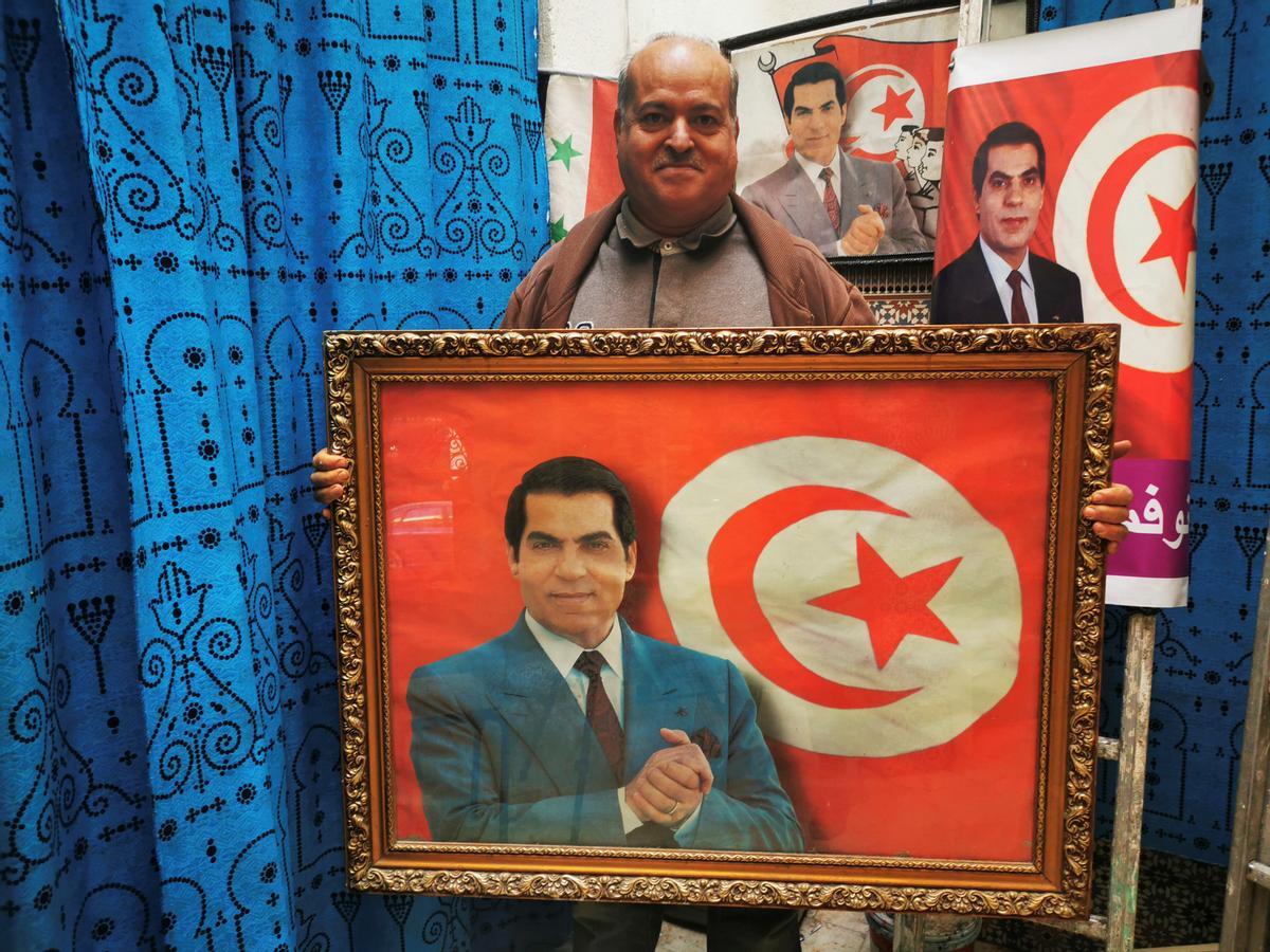 Un nostálgico muestra una foto del dictador Ben Alí