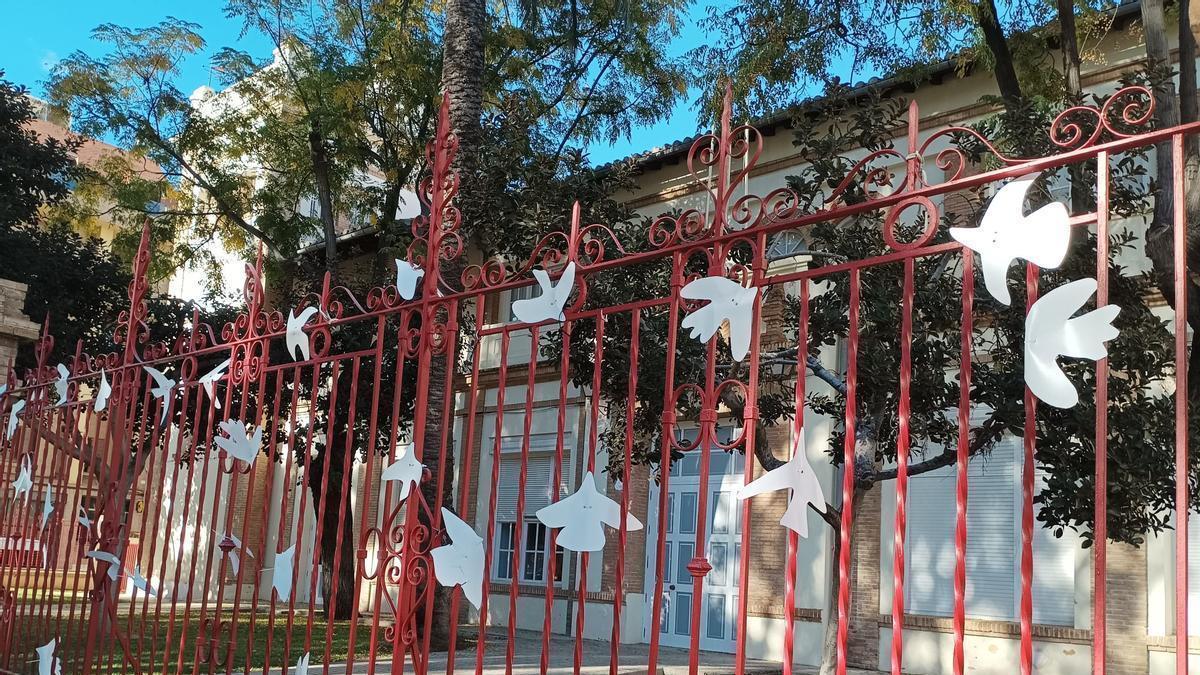 Palomas blancas en representación del acto.