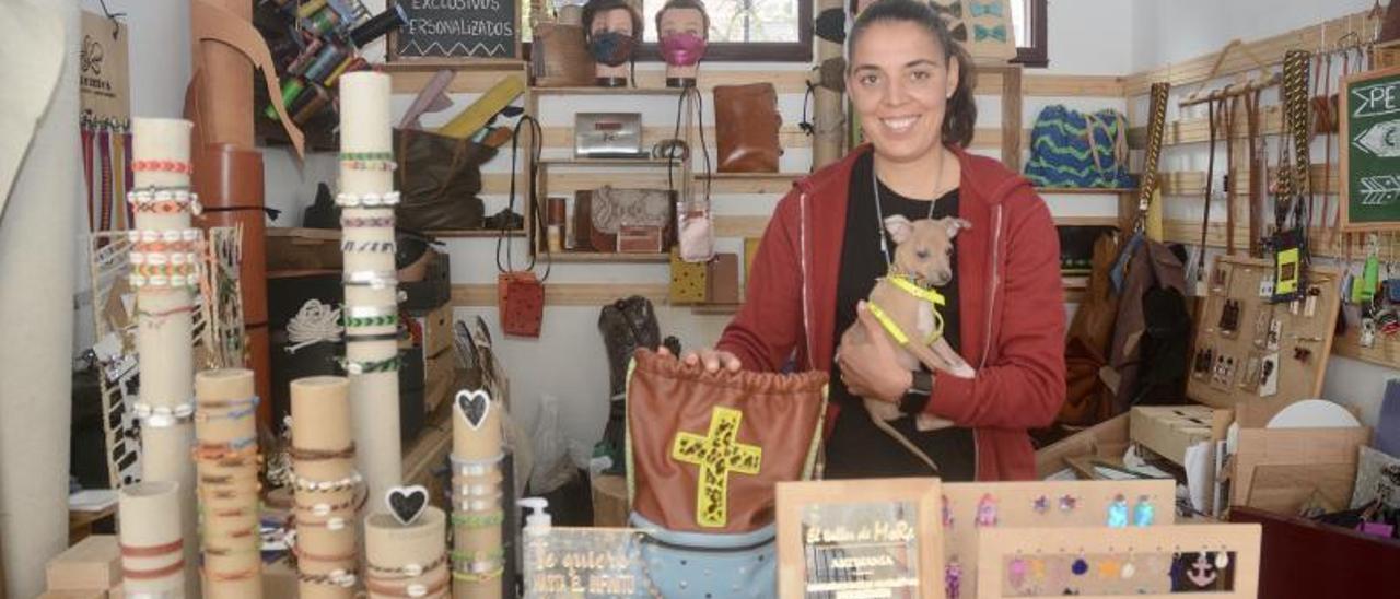 Ceci Puga en su taller con sus creaciones.   | // RAFA VÁZQUEZ