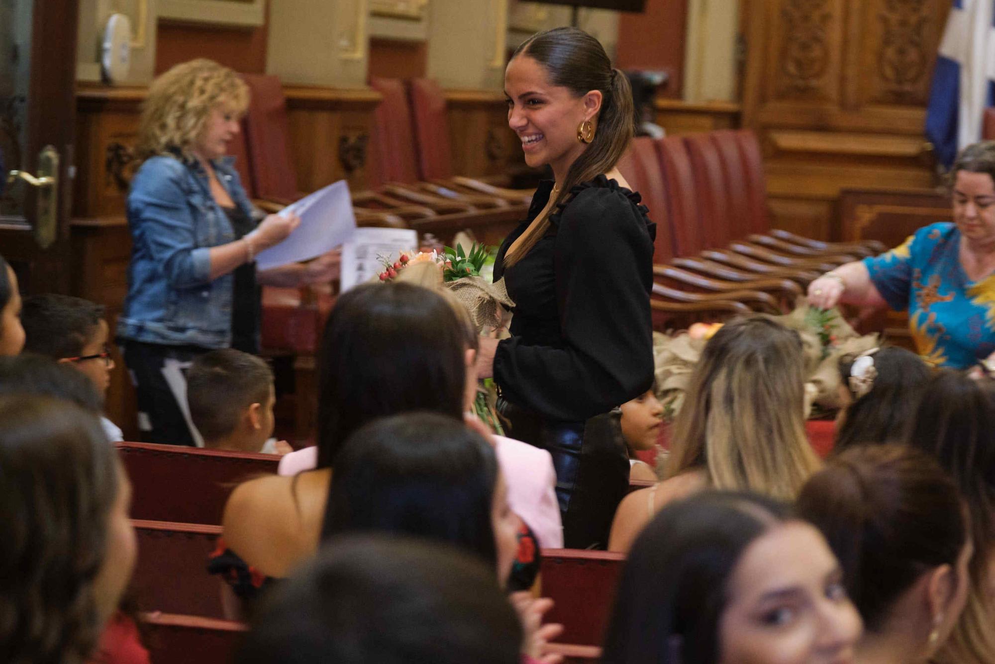 El alcalde recibe a las candidatas y candidatas a reina y romeros de las Fiestas de Mayo