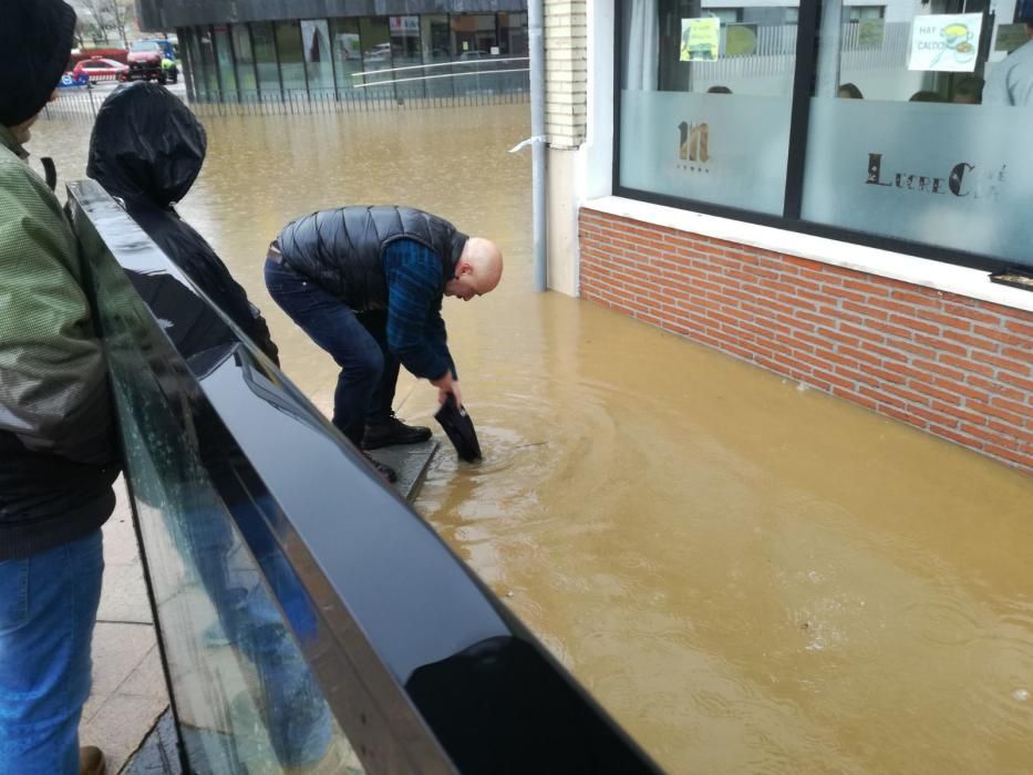 El agua anega en Oviedo la glorieta de Cerdeño