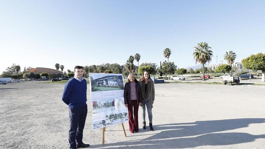 La alcaldesa, Ángeles Muñoz, presentó el proyecto en la parcela.