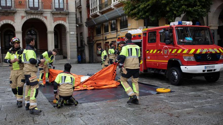 Los profesionales durante el montaje del puesto de mando avanzado. | Ana Burrieza