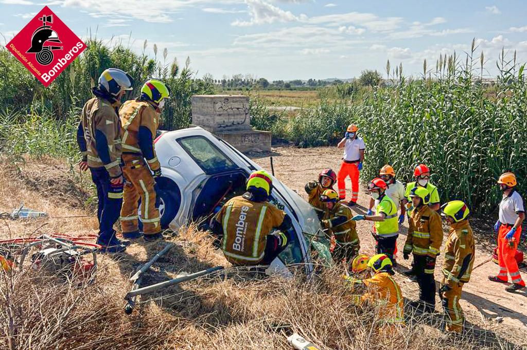 Sanitarios y bomberos auxilian a la conductora y el menor atrapados en el vehículo