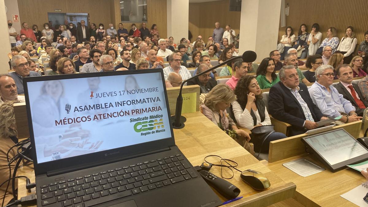 Asamblea de facultativos el pasado jueves en el Colegio de Médicos de Murcia.