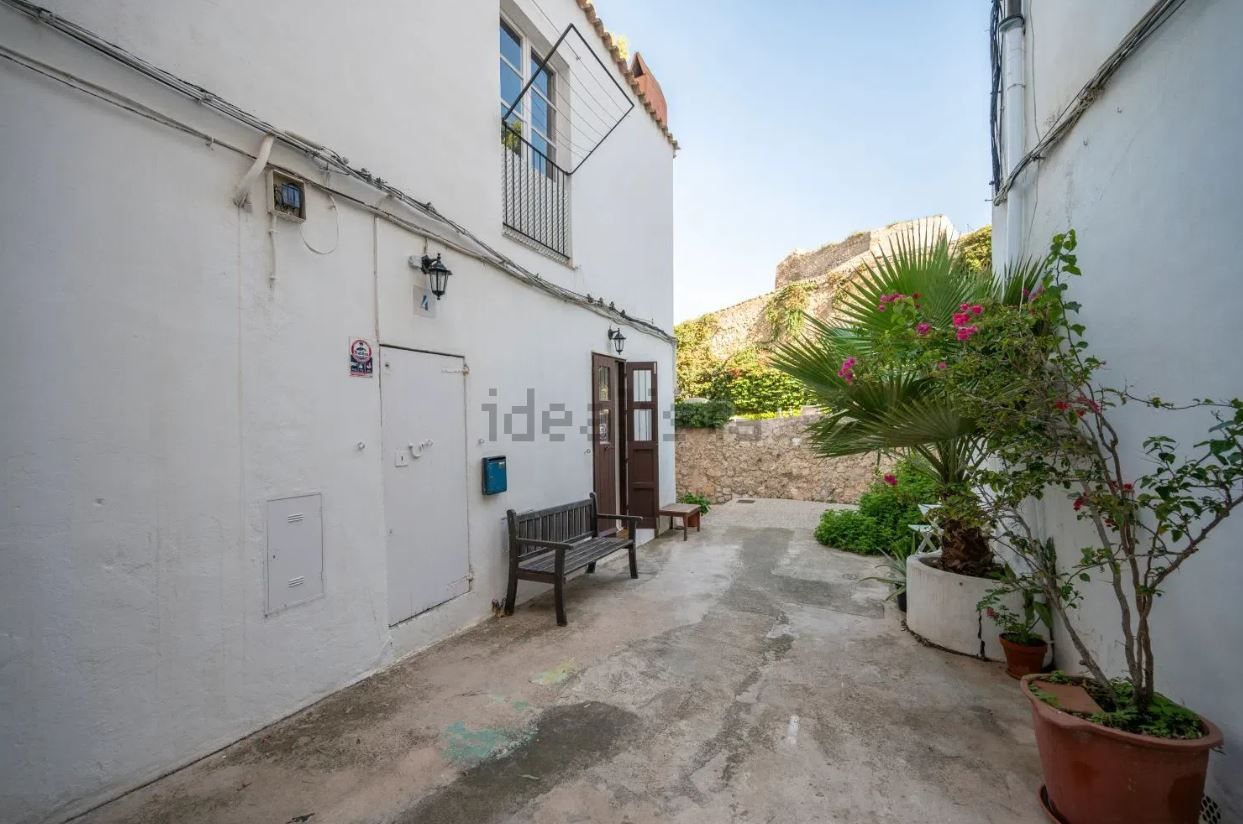 A la venta un edificio con dos apartamentos y negocio en Ibiza por 625.000 euros