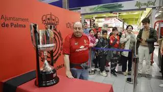 Fiebre mallorquinista con la Copa de 2003 en el Mercat de l’Olivar: “Vamos a por ella”