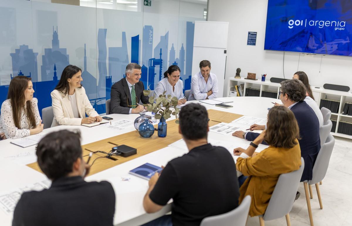 En la imagen, reunión de trabajo en la sede central de Argenia, en Sevilla TechPark. En el centro, su socio y director ejecutivo, José Malavé. También están: Susana Calderón, directora técnica; Patricia Solís, directora del departamento de Desarrollo y Retail; Carmen Martínez, jefa de delineación en el departamento de Estructuras; Carlos Durán, director del departamento de Obras, y Eduardo Pla, director del departamento de Arquitectura.
