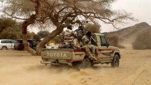 Soldados nigerinos patrullan en el desierto de Iferouane, Níger.