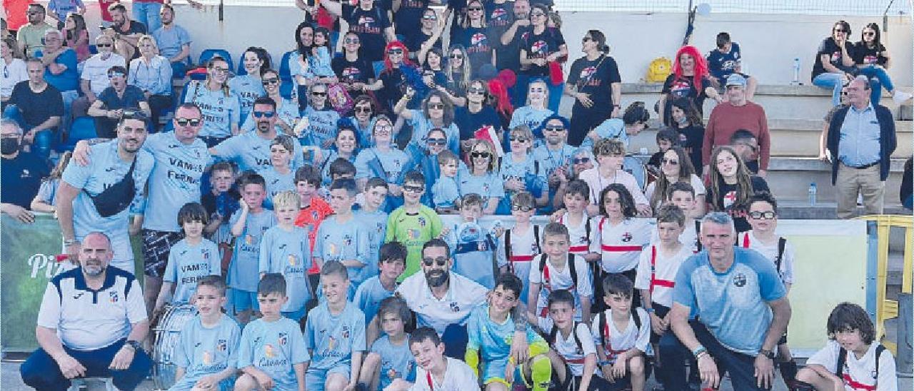 El Ferriolense prebenjamín y su afición en Cala d’Or.