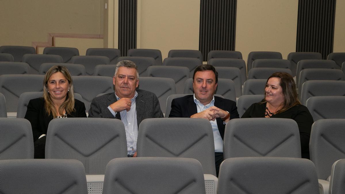 Pola esquerda, Mónica Rodríguez, Juan Manuel Saborido, Valentín González e Mercedes Noceda, nas butacas no renovado auditorio de Carnota.