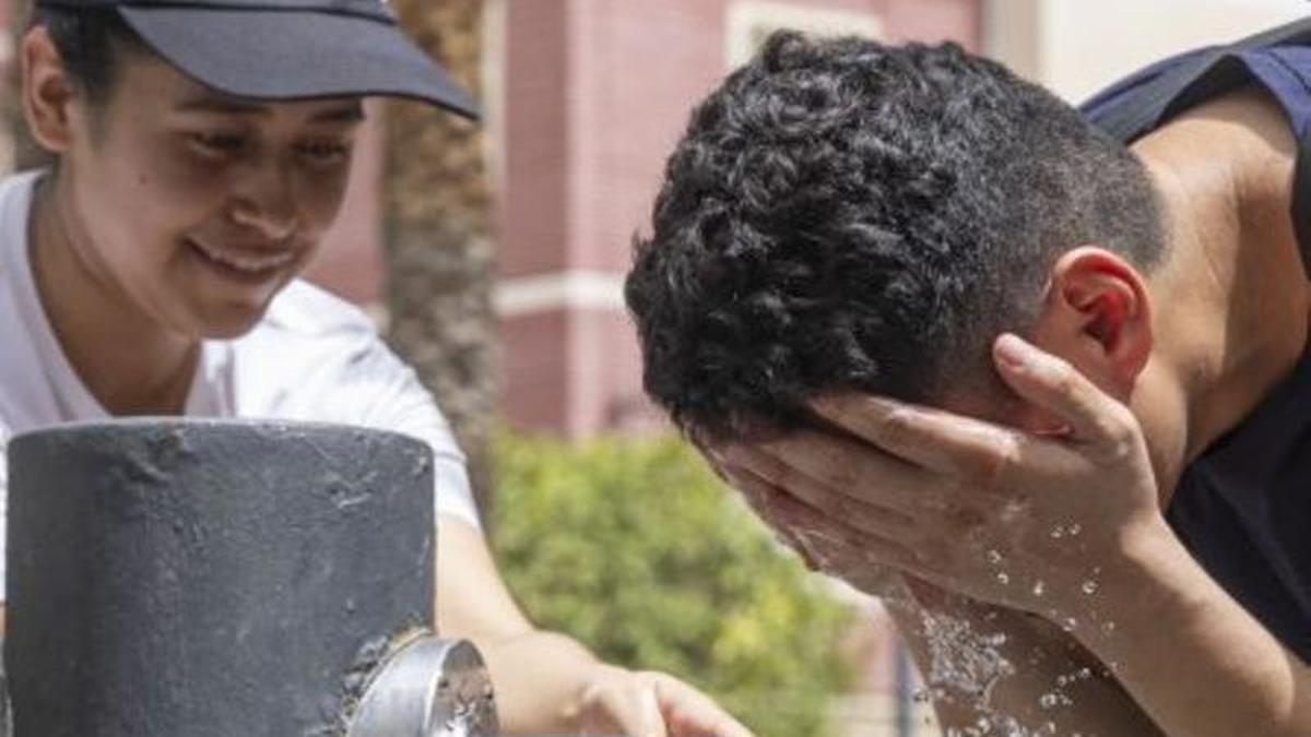 Un home es refresca a Múrcia. | MARCIAL GUILLÉN / EFE