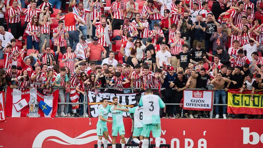 Mario González celebra con sus compañeros el tercer tanto del Sporting. | Área 11