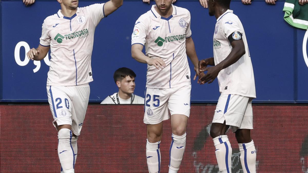 Jugadores del Getafe celebran ante Osasuna.