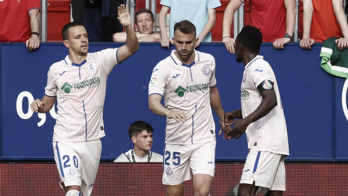 Jugadores del Getafe celebran ante Osasuna.