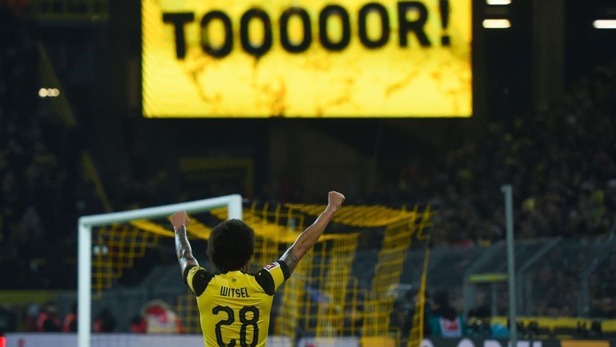 Witsel celebra un gol del Dortmund con su afición.