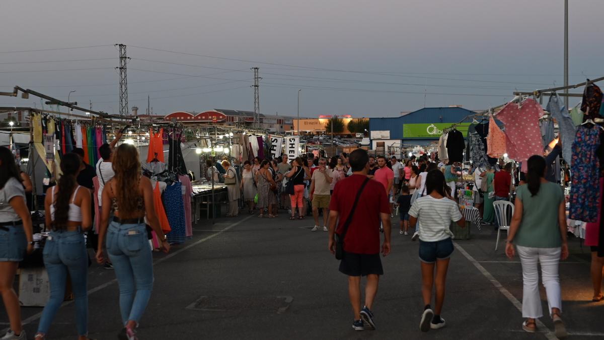 Mercadillo nocturno en el Nevero.