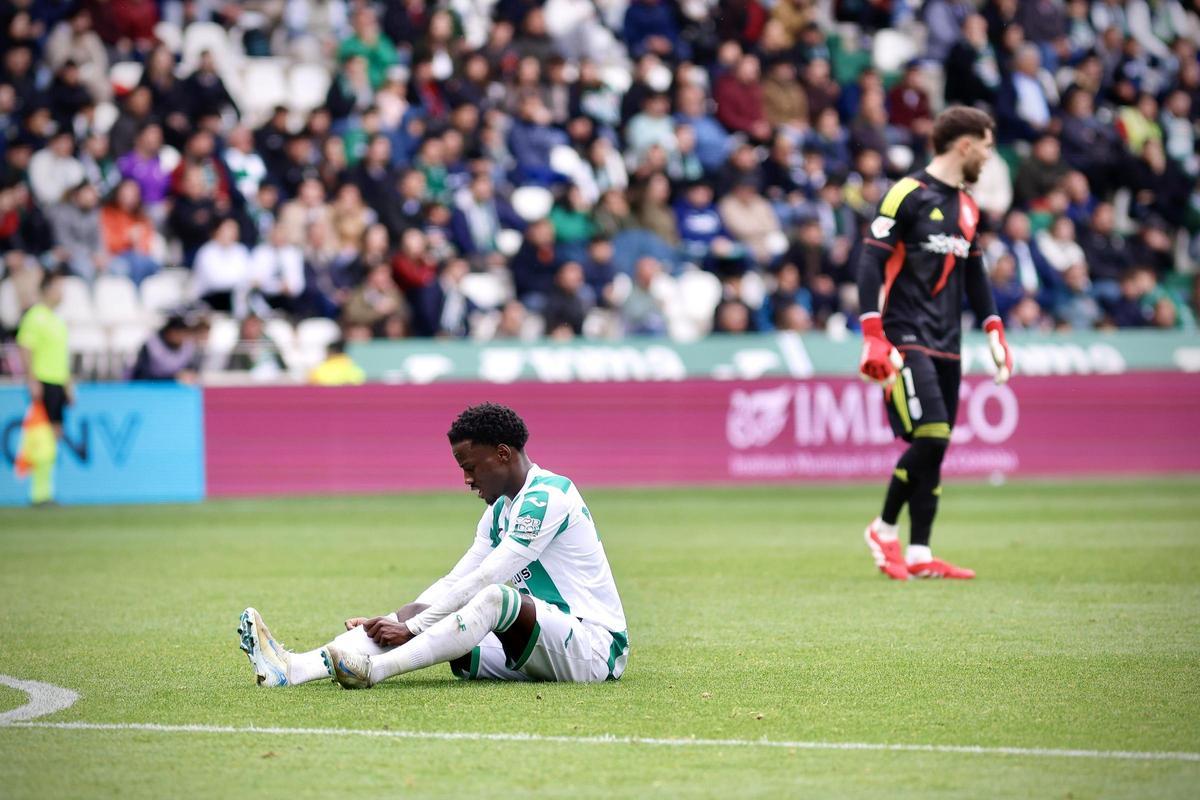 Adilson, junto a Luca Zidane, en el momento de su lesión en el encuentro ante el Granada, el pasado 2 de marzo.
