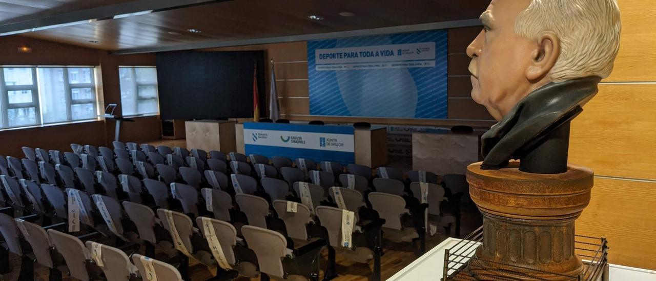 El busto de Paco Amoedo, en su ubicación en el auditorio de la Casa do Deporte, en Luis Ksado.