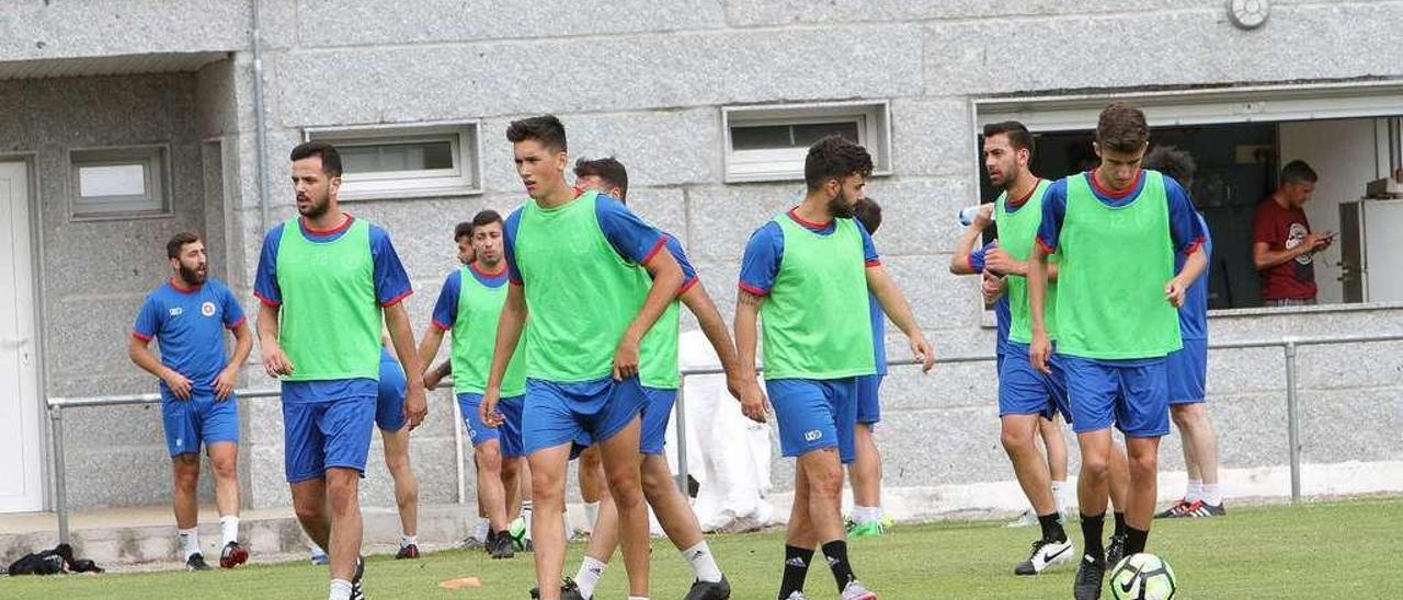 Los jugadores de la Unión Deportiva Ourense, en un entrenamiento. // Iñaki Osorio