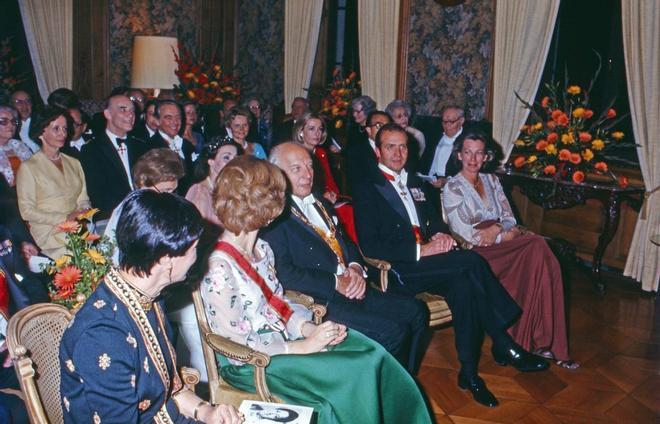 La reina Sofía, con vestido de Valentino, y el rey Juan Carlos en una recepción con Walter Scheel, presidente de Alemania en el castillo de Gymnich en 1977