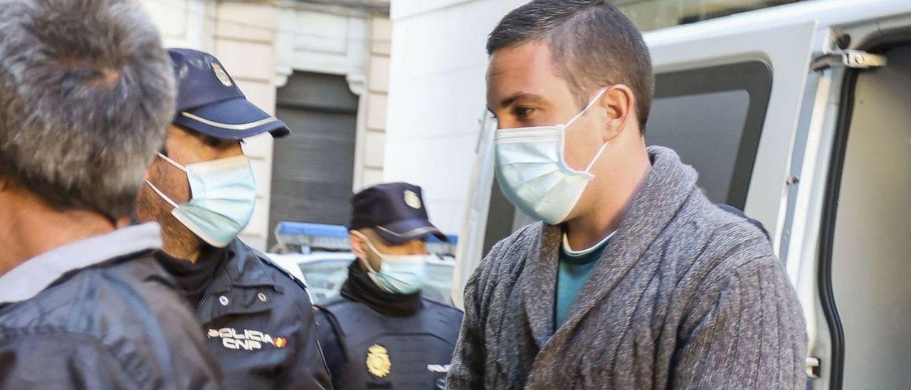 El condenado por matar a su madre en San Vicente, al llegar a la Audiencia de Alicante.