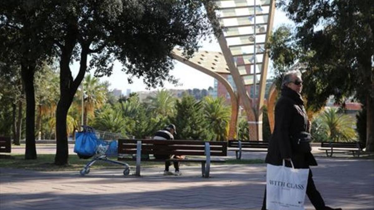 Un sintecho sentado en un banco de la plaza Karl Marx, en Nou Barris.