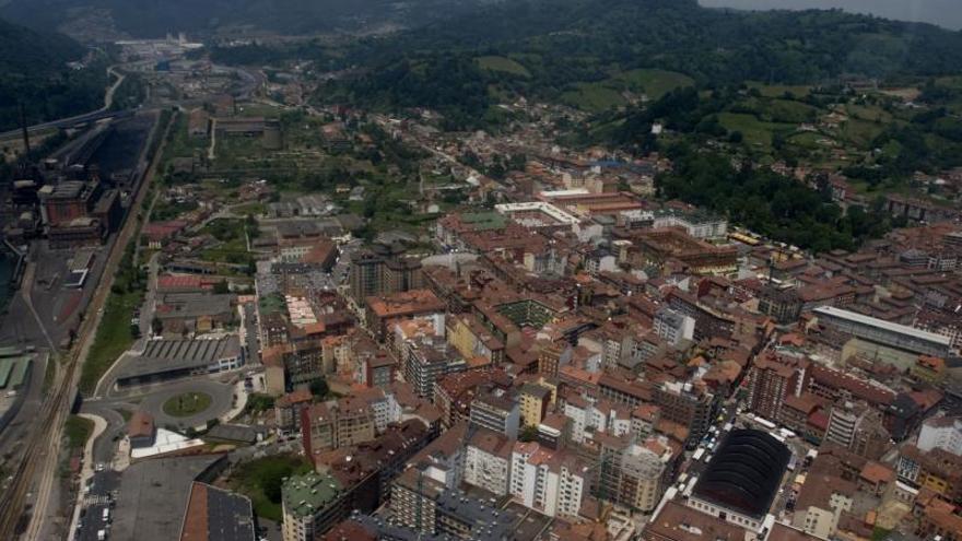 Vecinos de Langreo proponen hacer casas en Modesta y una losa sobre el río Nalón