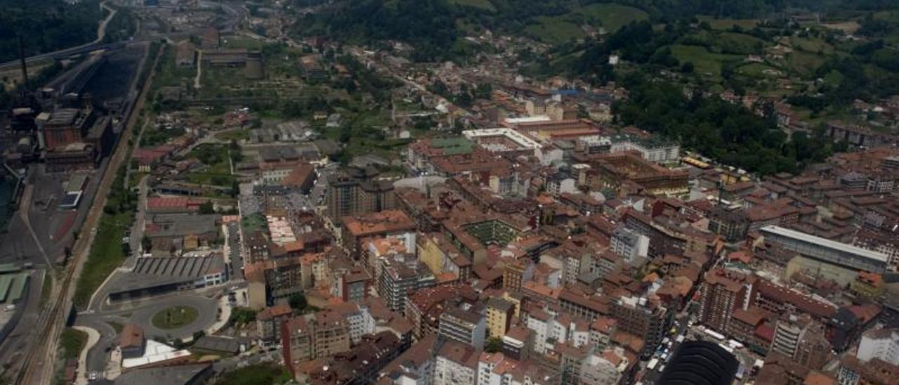 Vista área de La Felguera, con Barros y Riaño al fondo. | Fernando Rodríguez