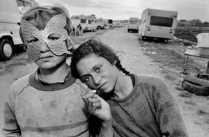 Exposición de Mary Ellen Mark en la Fundación Foto Colectania. En la foto, campamento gitano en la Barcelona de 1987.